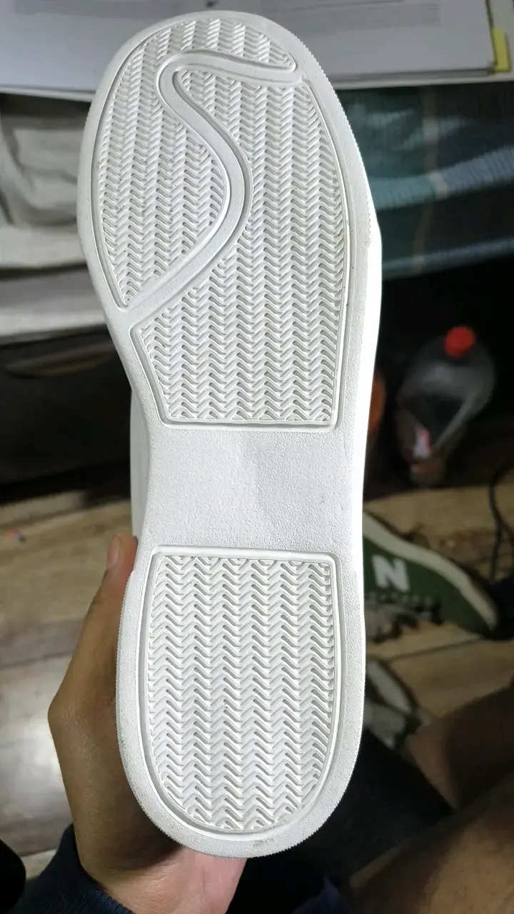 Zapatillas blancas con diseño Avengers - 4