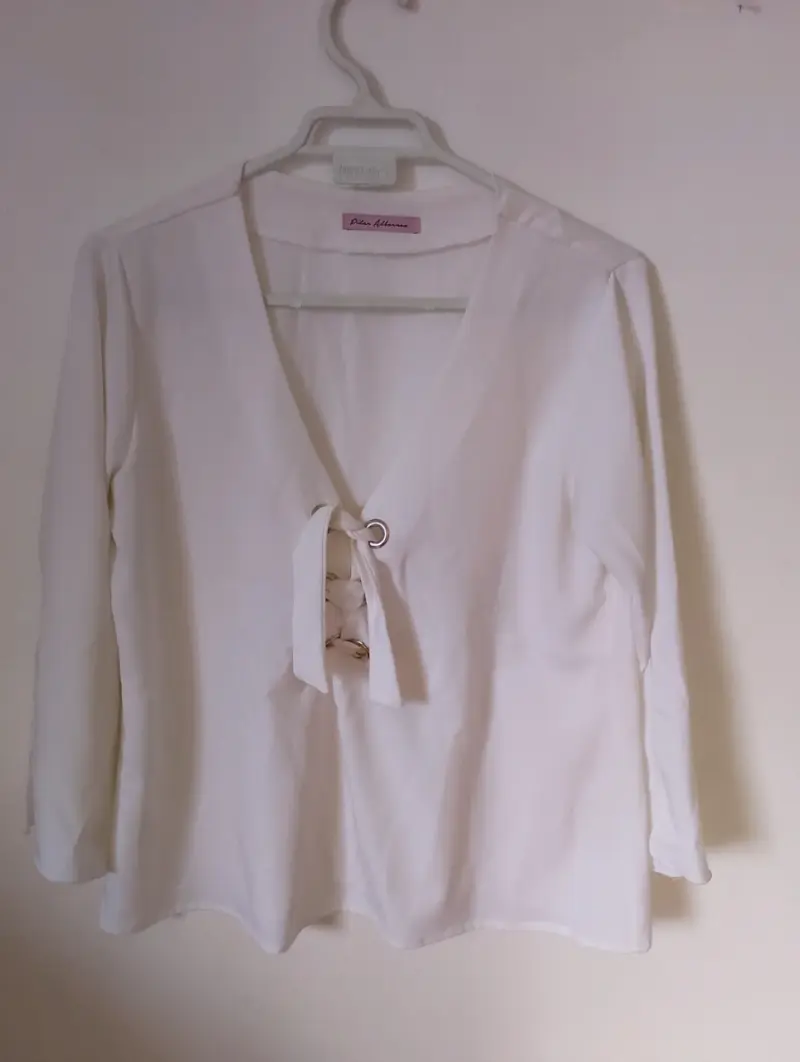 Blusa Blanca con Detalle de Lazo