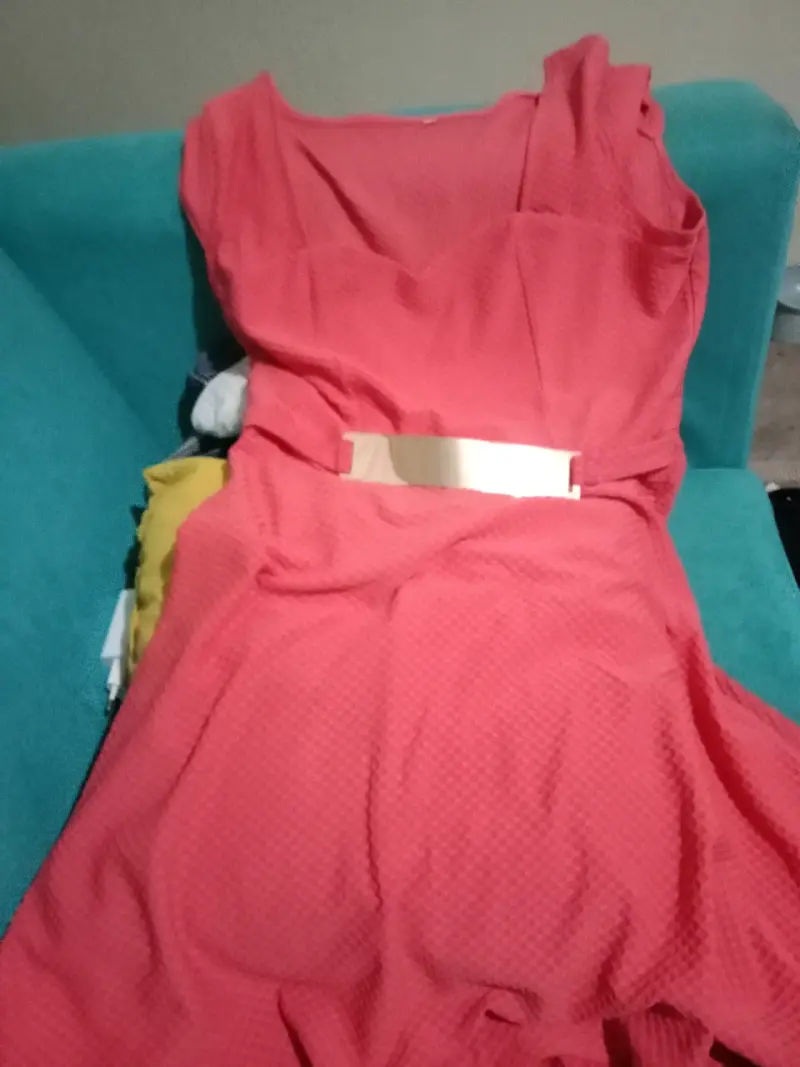 Vestido rojo elegante con cinturón dorado - 1