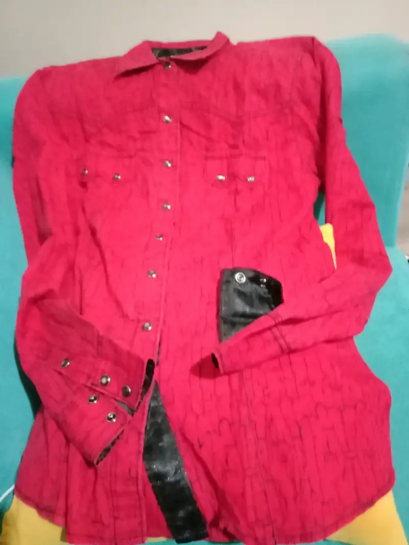 Vestido rojo elegante con cinturón dorado - 2