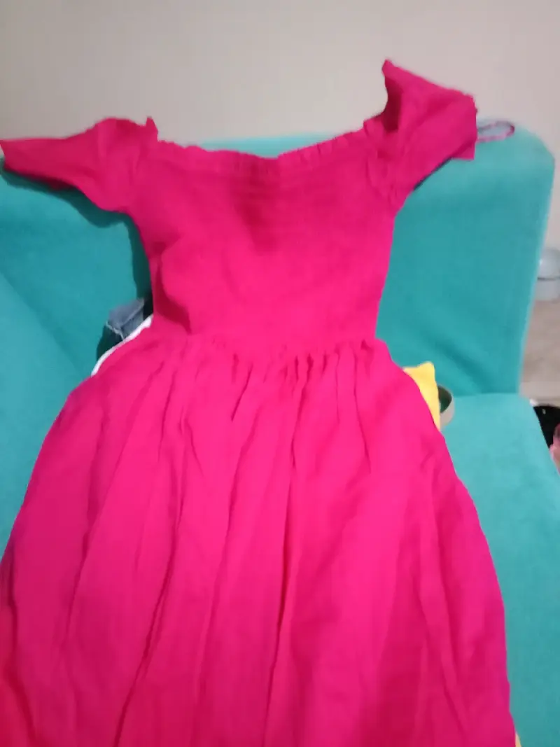 Vestido rojo elegante con cinturón dorado - 3