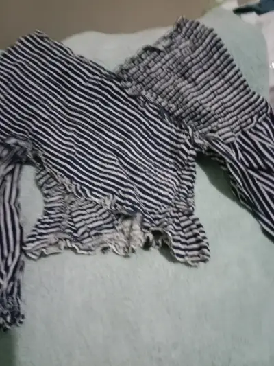 Lote de blusas para mujer en varios colores y estilos - miniatura 1