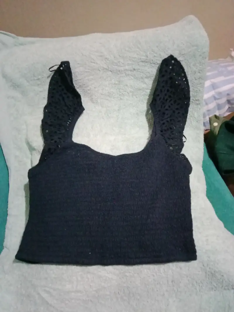 Blusa amarilla con diseño moderno - 2