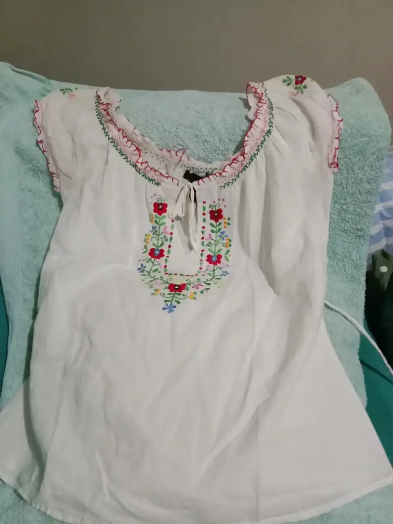 Blusa amarilla con diseño moderno - 3