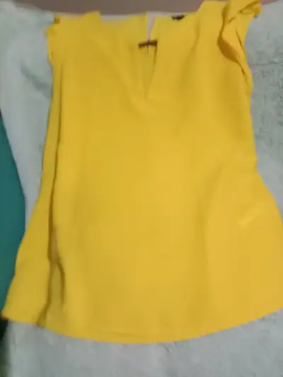 Blusa amarilla con diseño moderno - miniatura 4