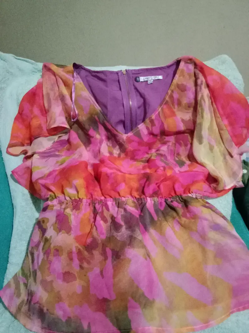 Blusa amarilla con diseño moderno - 5