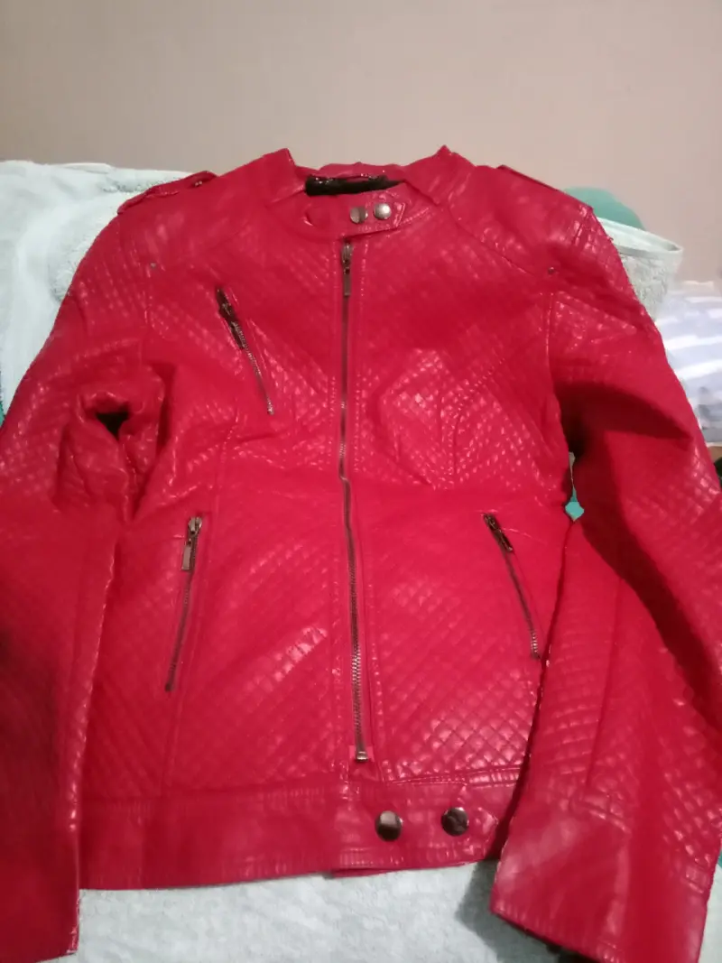 Chaqueta de cuero roja con diseño acolchado - 3