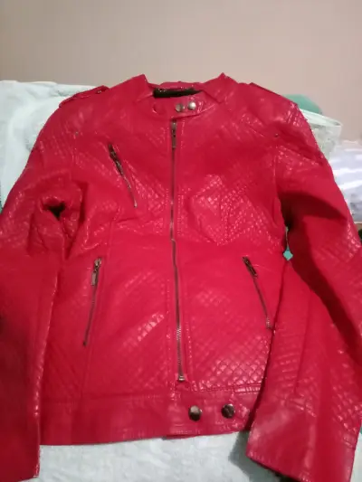 Chaqueta de cuero roja con diseño acolchado - miniatura 3