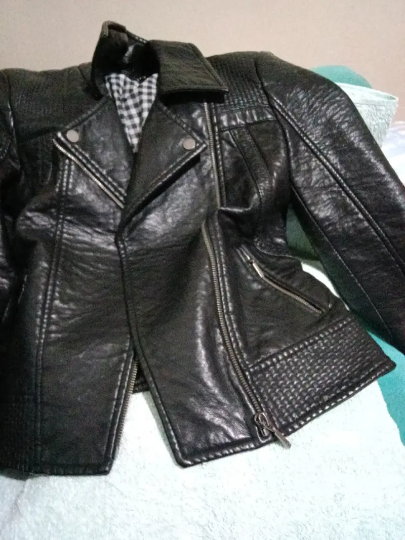 Chaqueta de cuero roja con diseño acolchado - 5