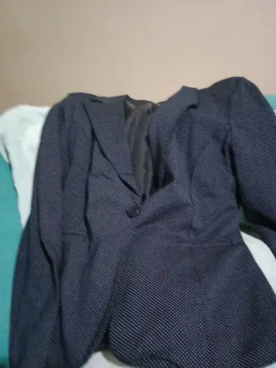 Chaqueta de cuero roja con diseño acolchado - miniatura 6