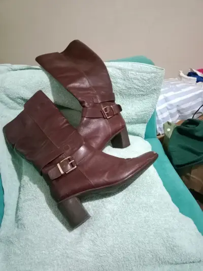 Botas de cuero marrón con hebilla - miniatura 1