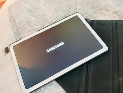 Tablet Samsung Galaxy Tab A7 con funda - miniatura 1