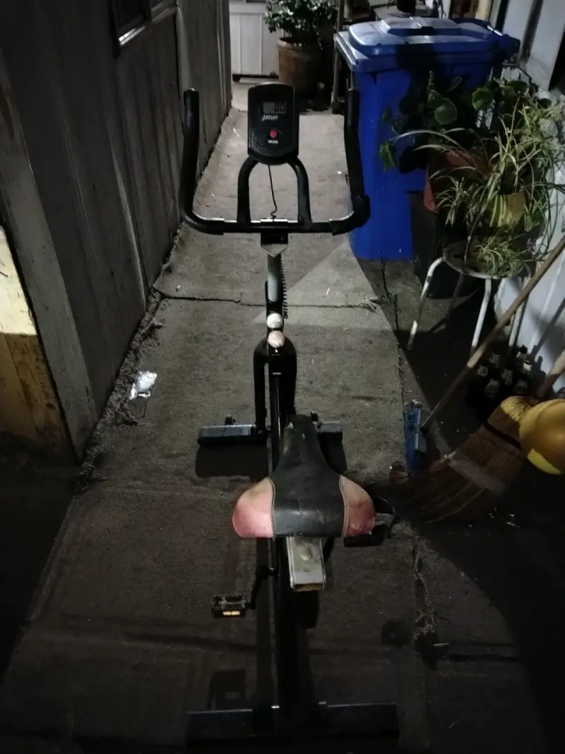 Bicicleta estática para ejercicio en casa - 1