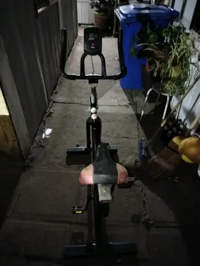 Bicicleta estática para ejercicio en casa - miniatura 2