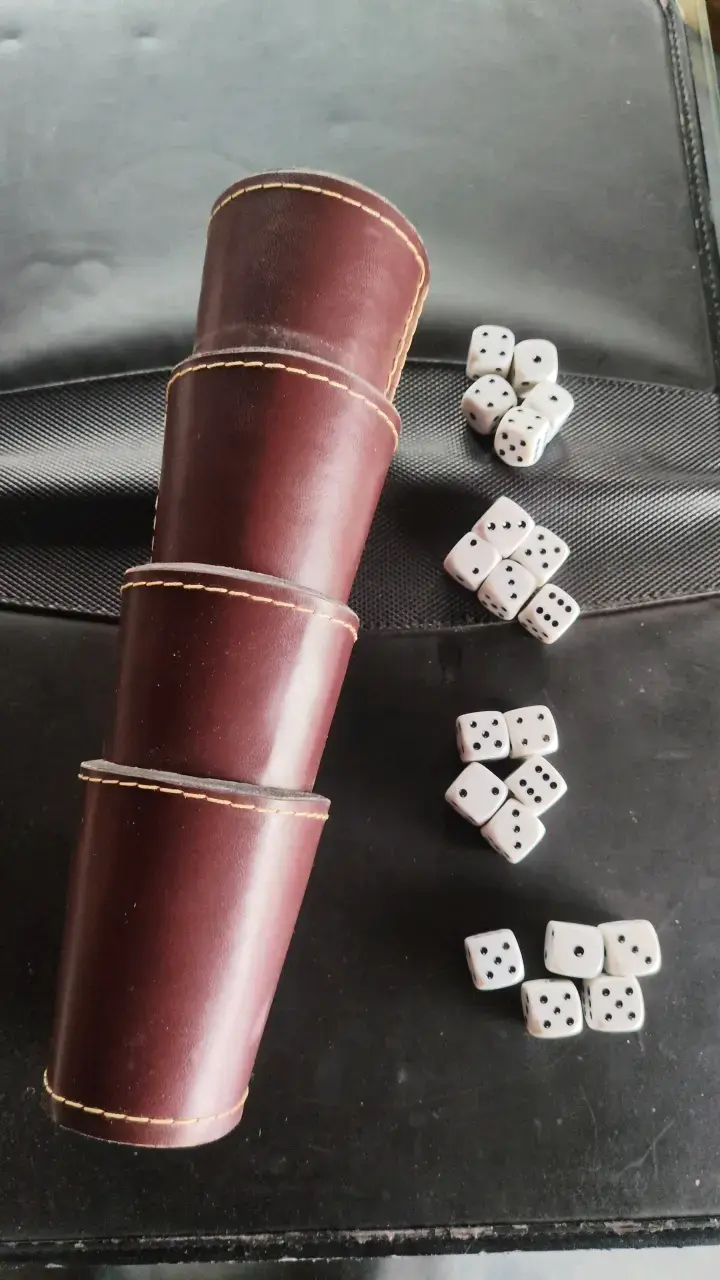 Juego de dados con cubiletes de cuero - 2