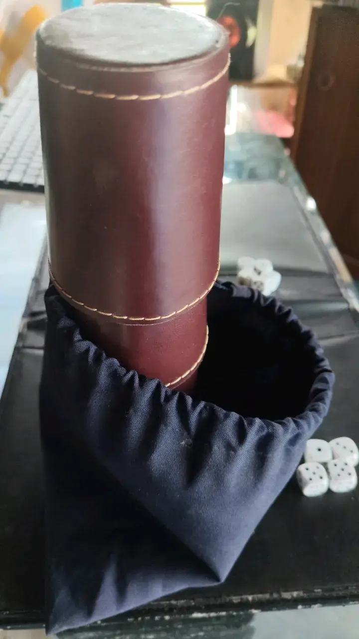 Juego de dados con cubiletes de cuero - 3