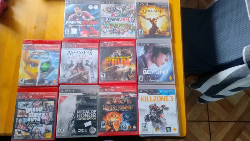 Consola PS3 con dos controles y 11 juegos - 2