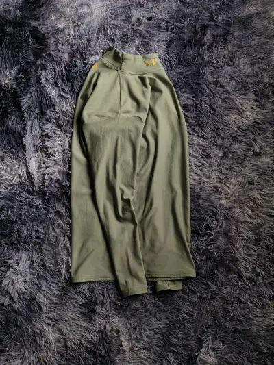 Polera térmica verde oliva Under Armour - miniatura 1