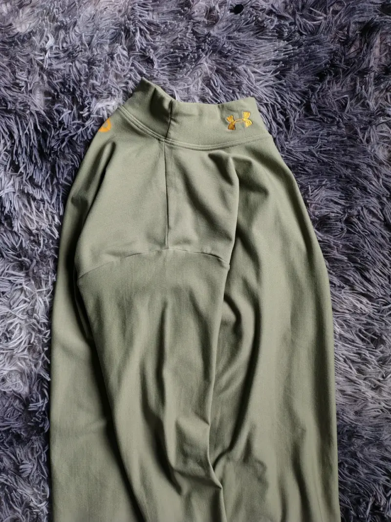 Polera térmica verde oliva Under Armour - 4