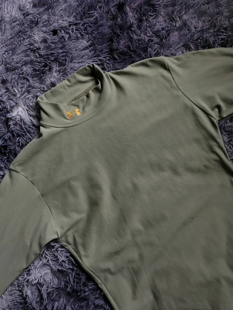 Polera térmica verde oliva Under Armour - 6