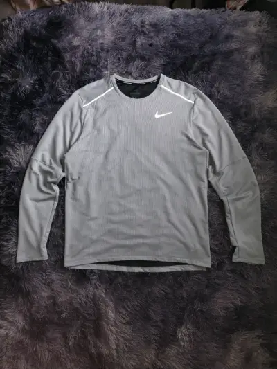 Polera deportiva Nike gris manga larga - miniatura 1