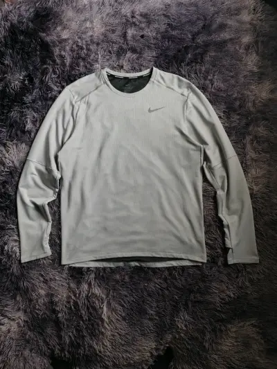 Polera deportiva Nike gris manga larga - miniatura 2