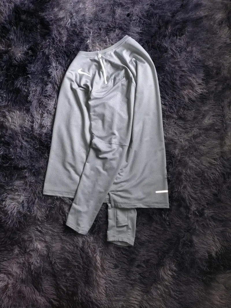 Polera deportiva Nike gris manga larga - 3