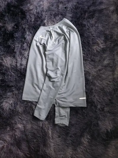 Polera deportiva Nike gris manga larga - miniatura 3