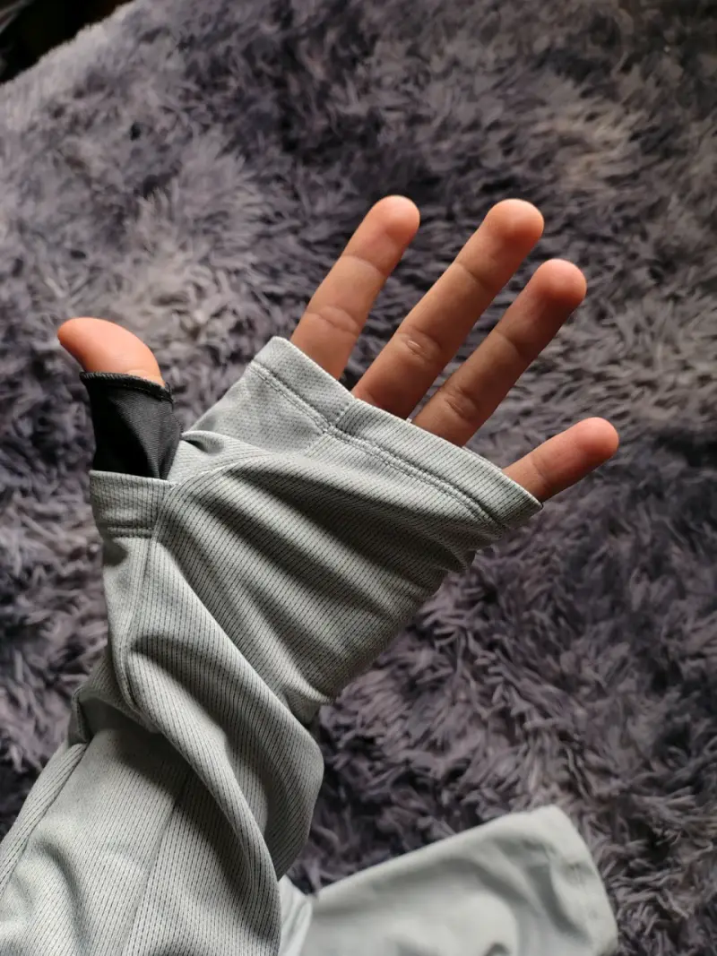 Polera deportiva Nike gris manga larga - 4