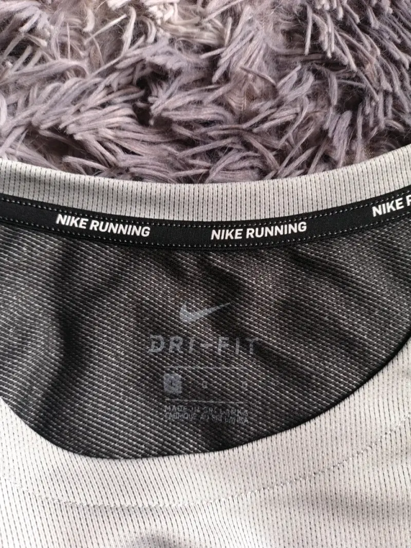 Polera deportiva Nike gris manga larga - 5
