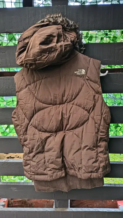 Chaleco sin mangas The North Face marrón con capucha - miniatura 3