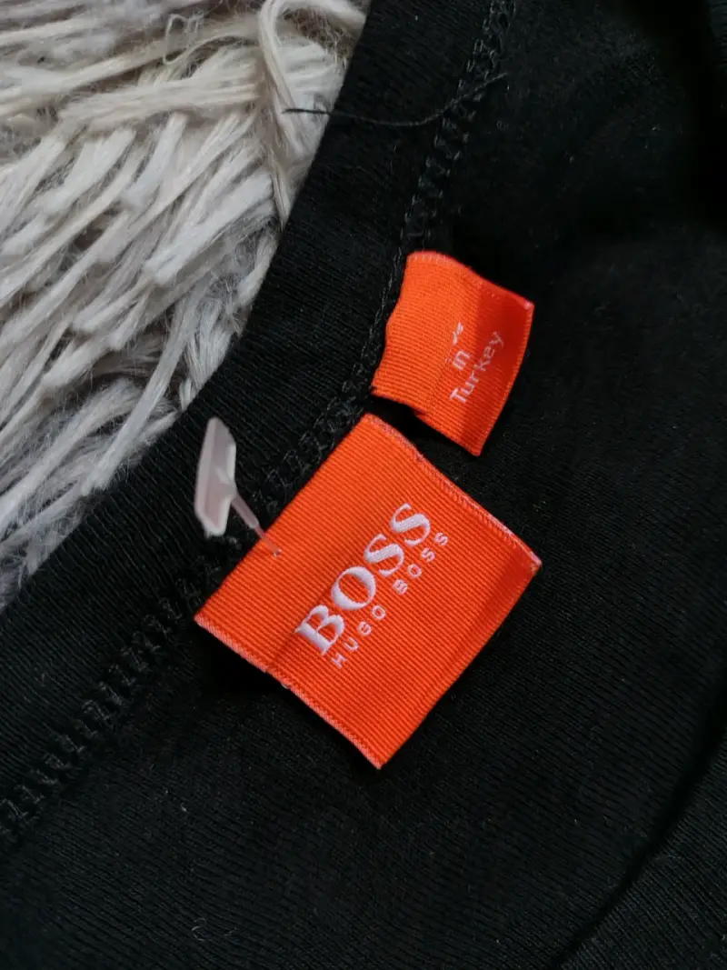 Polera negra con diseño Hugo Boss - 2