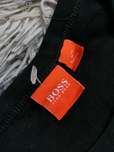 Polera negra con diseño Hugo Boss - miniatura 2