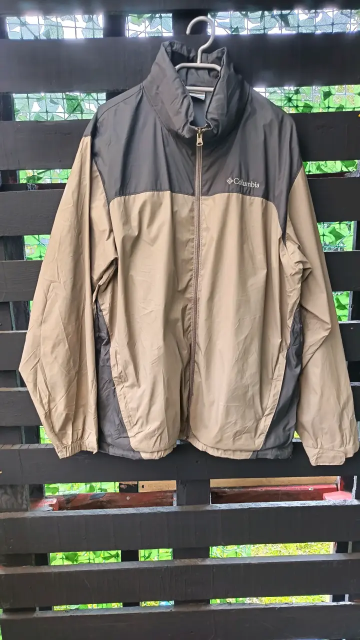 Chaqueta cortaviento Columbia beige y gris