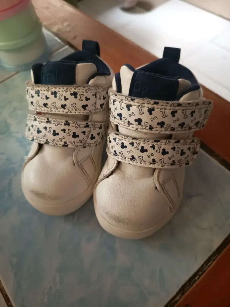 Zapatos de bebé blancos con diseño de huesos