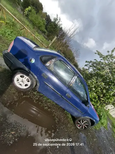 Auto compacto azul en buen estado - miniatura 1