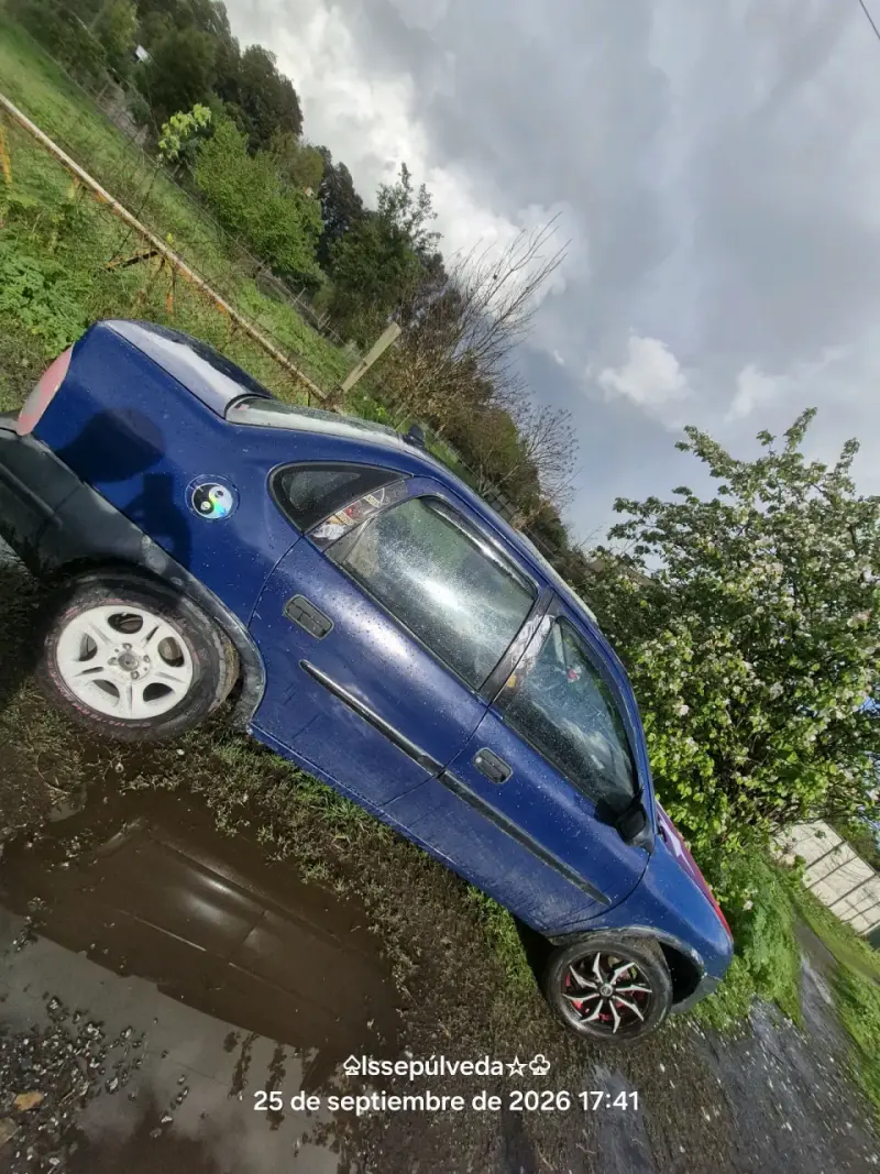 Auto compacto azul en buen estado - 2