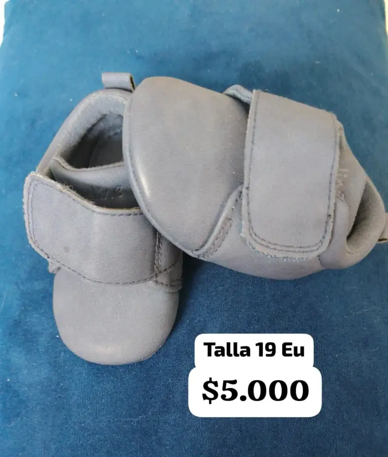 Zapatos de bebé talla 19 color gris