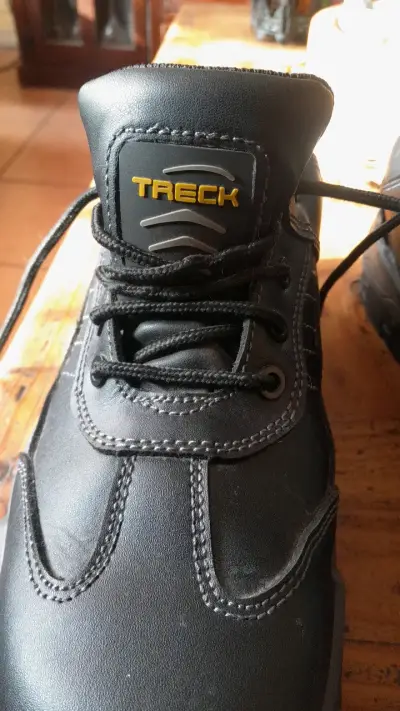 Zapatos de seguridad negros Treck con suela antideslizante - miniatura 1