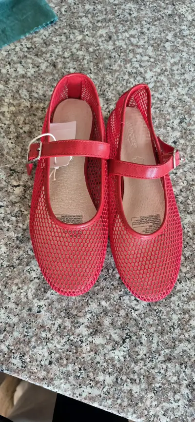 Zapatos rojos de malla con hebilla para mujer - miniatura 1
