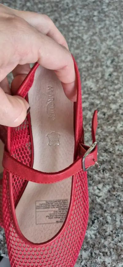 Zapatos rojos de malla con hebilla para mujer - miniatura 4