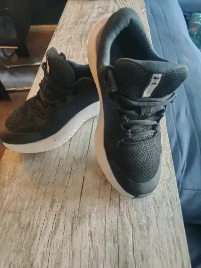 Zapatillas deportivas negras unisex Under Armo - miniatura 2
