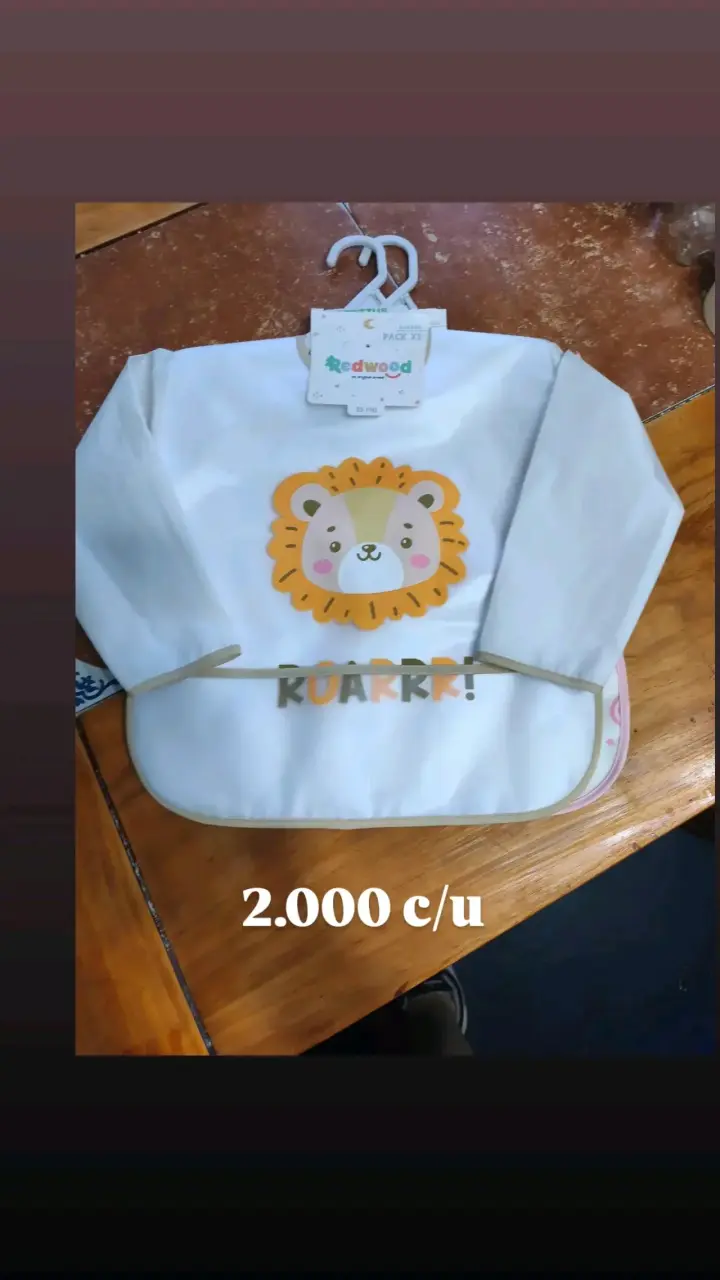 Babero impermeable con diseño de león y dinosaurios