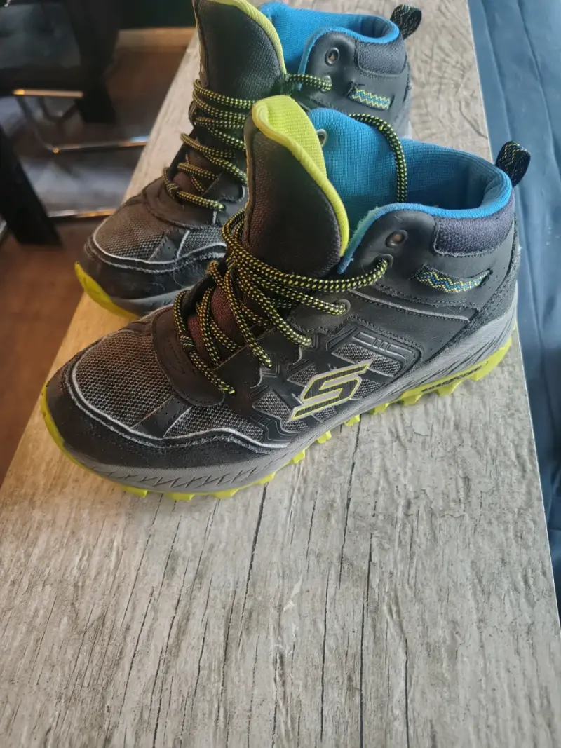 Botas de senderismo para niños Skechers negras y verdes