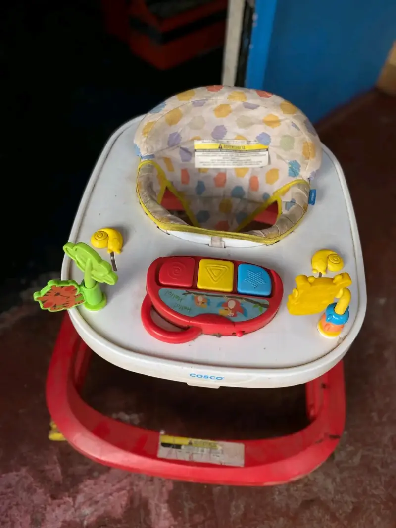 Andador para bebé Cosco con juguetes interactivos
