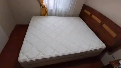 Cama 2 plazas con colchón y respaldo de madera - miniatura 3