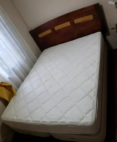 Cama 2 plazas con colchón y respaldo de madera - miniatura 4