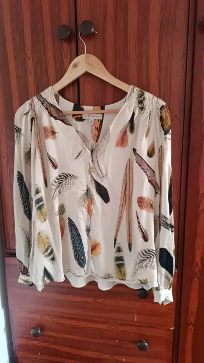 Blusa Banana Republic con estampado de plumas - miniatura 1