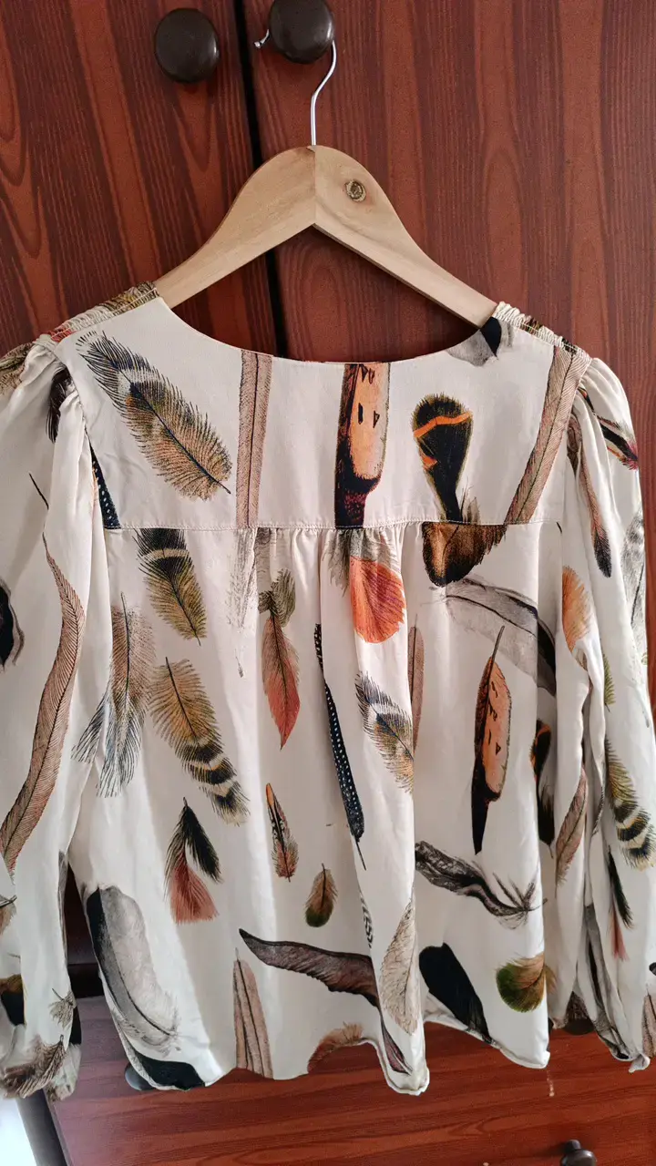 Blusa Banana Republic con estampado de plumas - 5