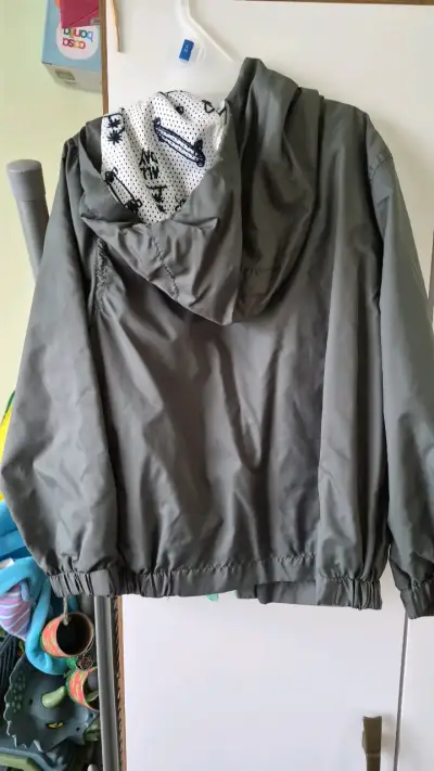 Chaqueta impermeable para niño con capucha - miniatura 2